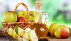 apple-cider-vinegar-in-glass-bottle-and-ripe-fresh-apples